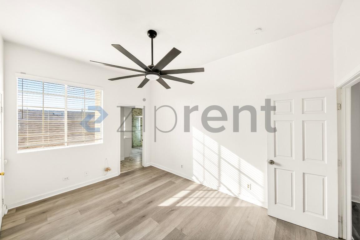 Building Photo - 1122 S Kingsley Dr