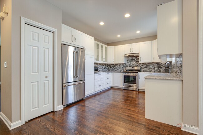 Building Photo - 2460 Violet St