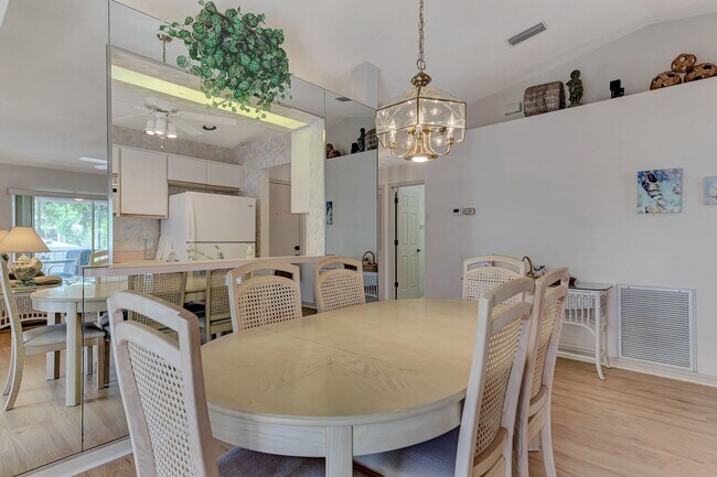 Building Photo - GEORGOUS 2 BEDROOM, 2BATHROOM, TURN KEY FU...