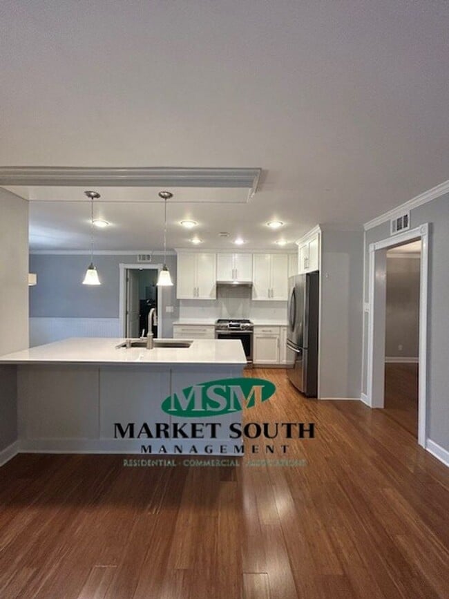 Building Photo - UPDATED MIDTOWN BEAUTY!!