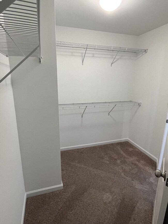 Building Photo - Large, Newer 4 Bedroom + Office and Loft i...