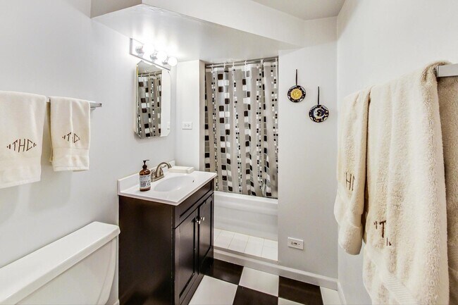 Building Photo - 1304 N Mitchell Ave