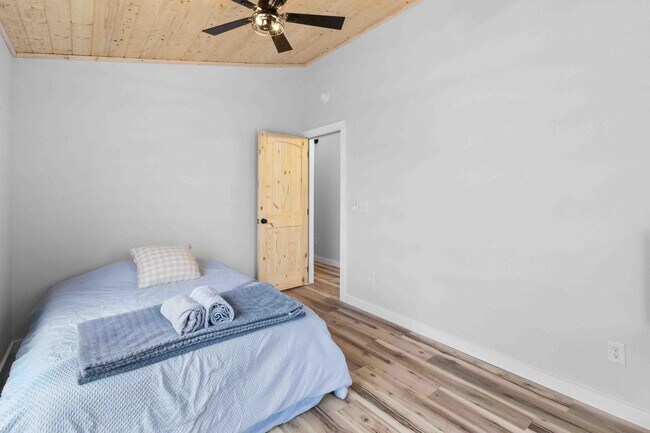 Building Photo - 124 Glad Tidings Ln