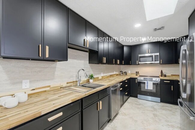 Building Photo - Gorgeous 4 Bedroom in Dunedin! Full Upgraded w/ a Pool!! AVAILABLE FOR IMMEDIATE MOVE IN!!