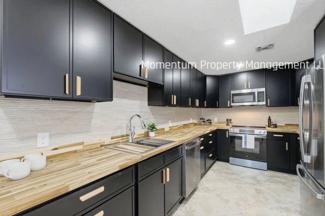 Building Photo - Gorgeous 4 Bedroom in Dunedin! Full Upgraded w/ a Pool!! Don't Miss Out!!