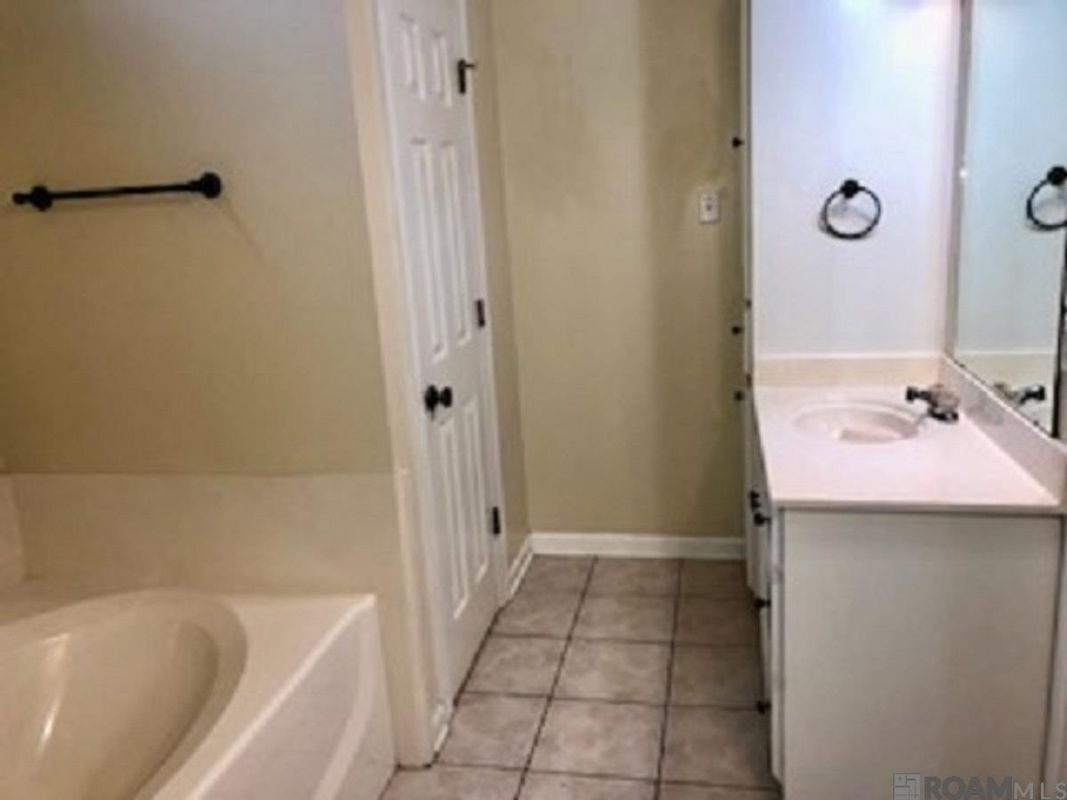 Building Photo - 38159 Willow Lake E Ave