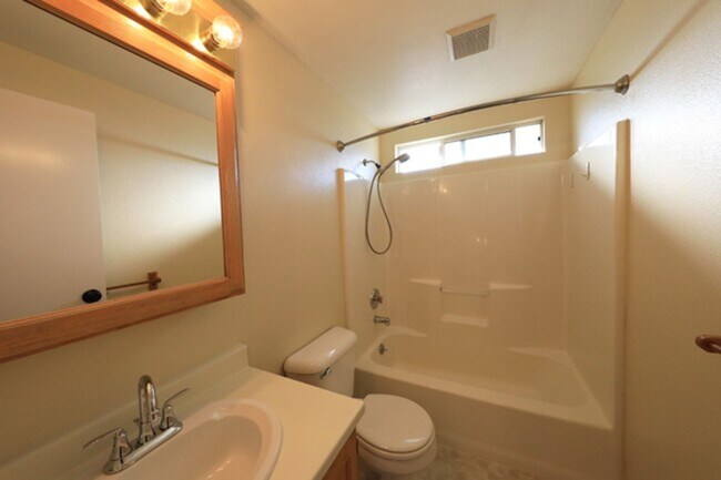 Building Photo - Spacious 3/2 with large yard