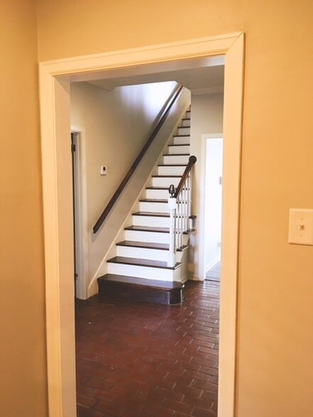 Building Photo - 2028 Hazel Hedge Ln