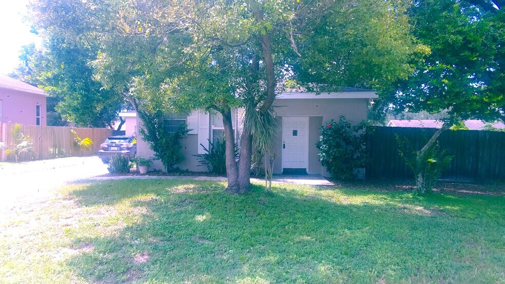 Building Photo - 1110 Seffner Valrico Rd