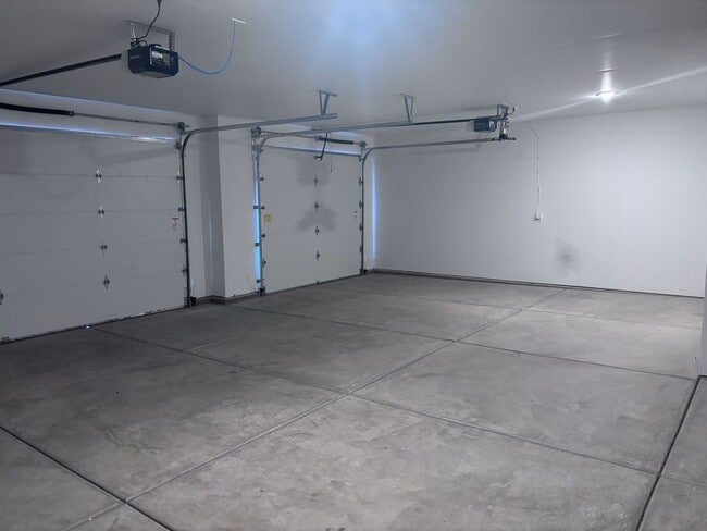 Building Photo - 3 bed | 2.5 bath single story with office