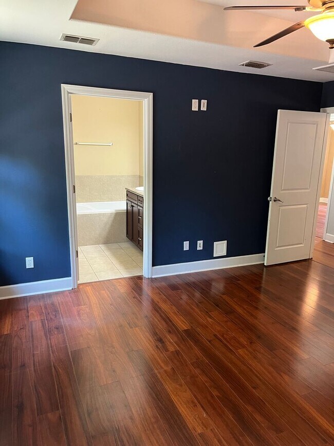 Building Photo - 3/2 home located just off N. Meridian and Available NOW.