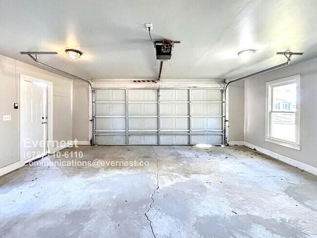 Building Photo - 3559 Victoria St