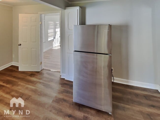 Building Photo - 122 S Gardner Ave