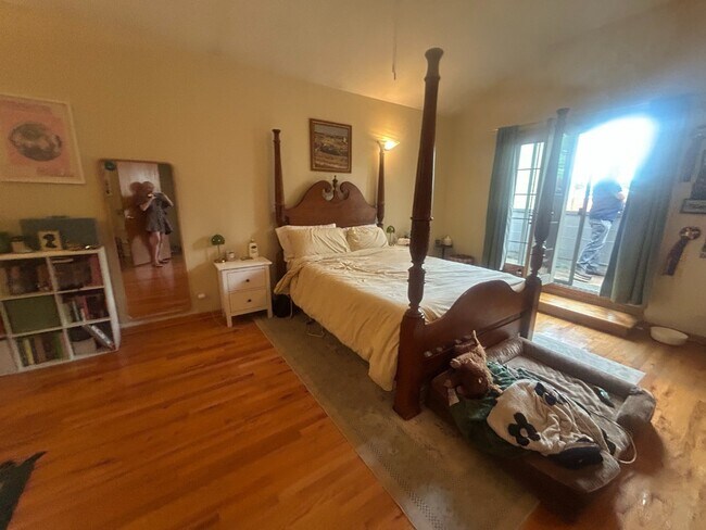 Building Photo - Top Floor Duplex Up, 3bd/2bth with Two Large Private Decks, Avail 8/1