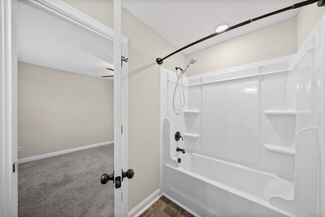 Building Photo - 2 Bedroom Condo For Rent With Community Swimming Pool!