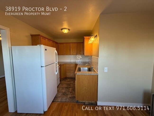 Building Photo - 38919 Proctor Blvd