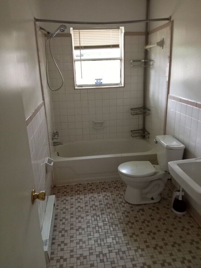Building Photo - 1346 Strand St