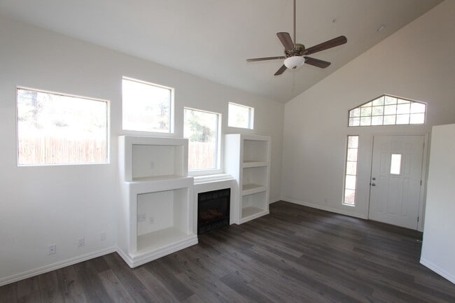 Building Photo - $500 Move-In Special | Spacious End-Unit Townhome in Village at Elk Run