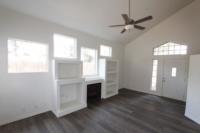 Building Photo - Remodeled End-Unit Townhome @ Village at Elk Run | 3 Bed, 2.5 Bath + 2-Car Garage