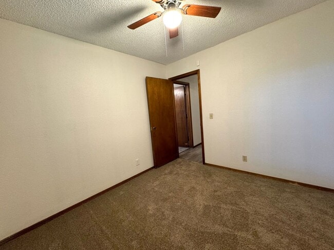 Building Photo - 3 bedroom 2 bathroom duplex In Broken Arrow!