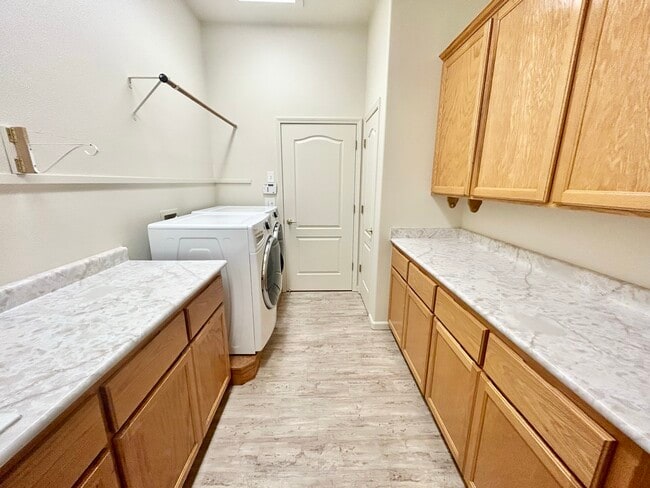 Building Photo - 924 Springfield Dr