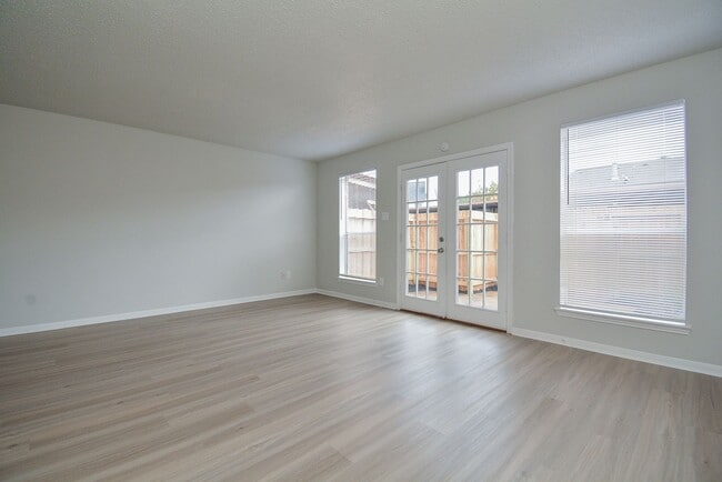 Building Photo - Perfect Townhouse ready for you!