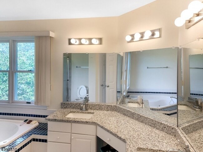 Building Photo - 9 Colonial Ct