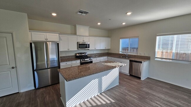 Building Photo - Modern 4 Bedroom Home in City in the Hills