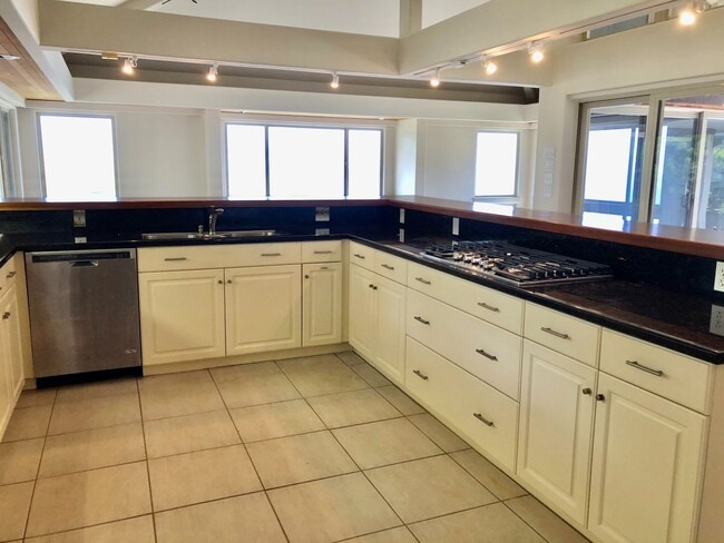 Building Photo - 3/2.5/2 Home - Located in the Beautiful Gated Community at Kahalakua- Endless Views!