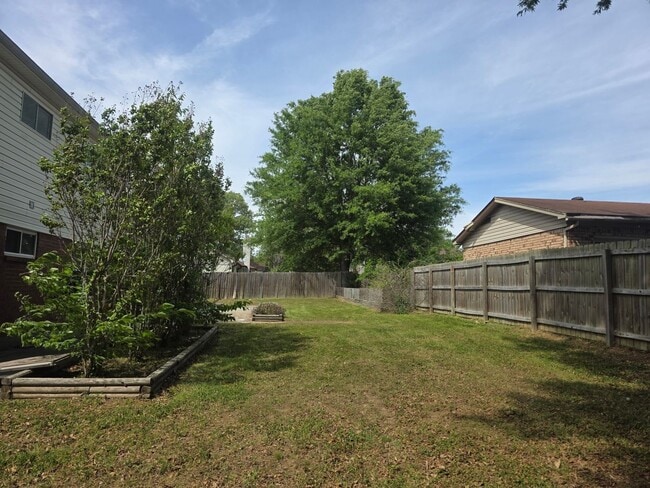 Building Photo - Gorgeous & Spacious Home Now Available