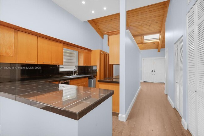Building Photo - 2627 Parkview Dr S