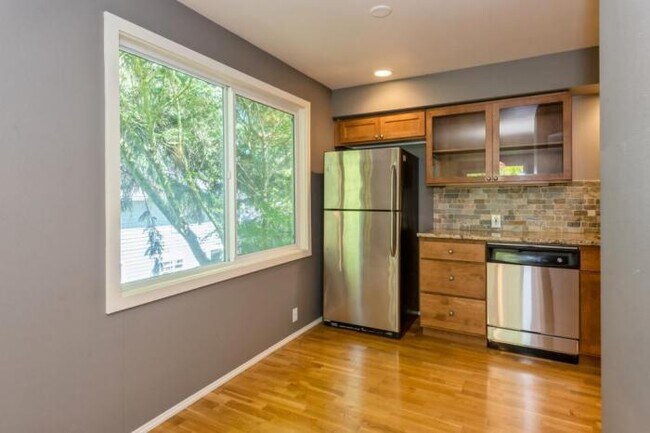 Building Photo - 3 bedroom in Bellevue WA 98007