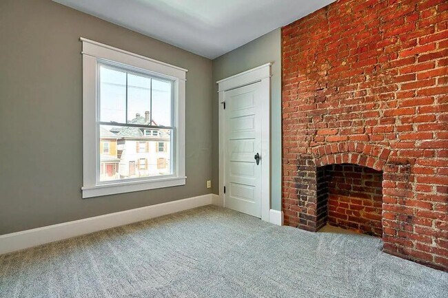 Building Photo - 5 BEDROOMS + 2.5 BATHROOMS + 3 FREE OFF-STREET Parking Spaces SINGLE FAMILY HOUSE!  Available Aug...