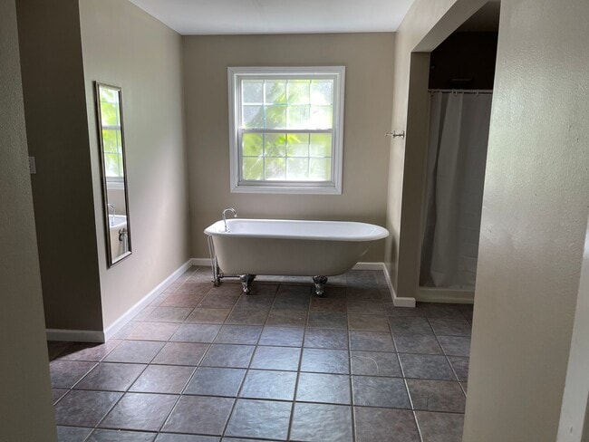 Building Photo - LAKE ELLA / MIDTOWN