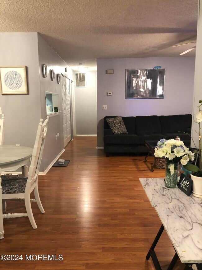 Building Photo - 106 Daffodil Dr