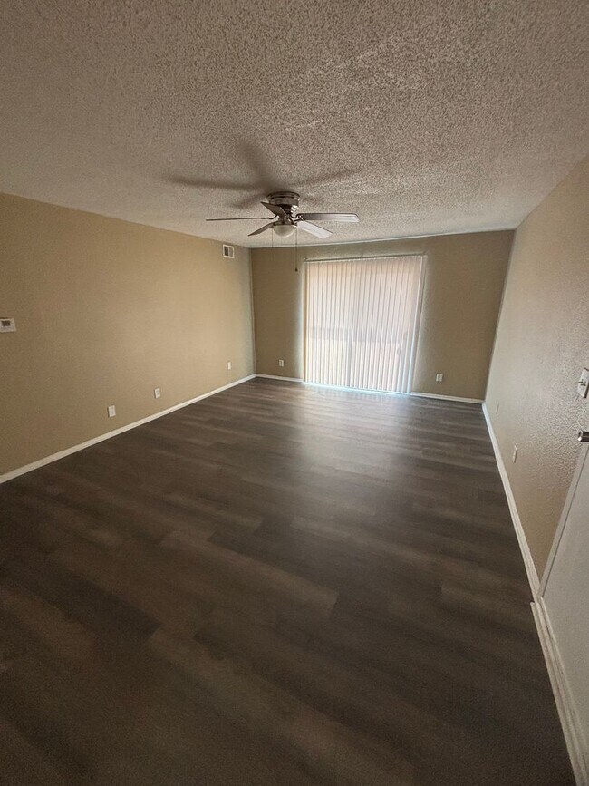 Building Photo - 2 Bedroom 2 bath  AQpartment