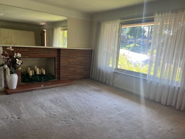 Building Photo - Charming 3-Bed Madeira Schools Home