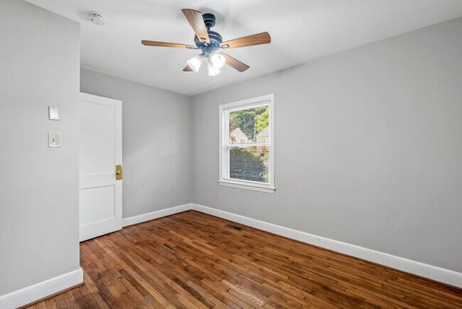 Building Photo - Updated Home- Near State Street! LR, DR, J...