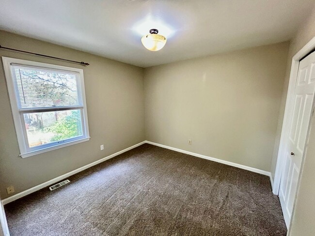 Building Photo - 2 Bed 1.5 Bath in Lexington!