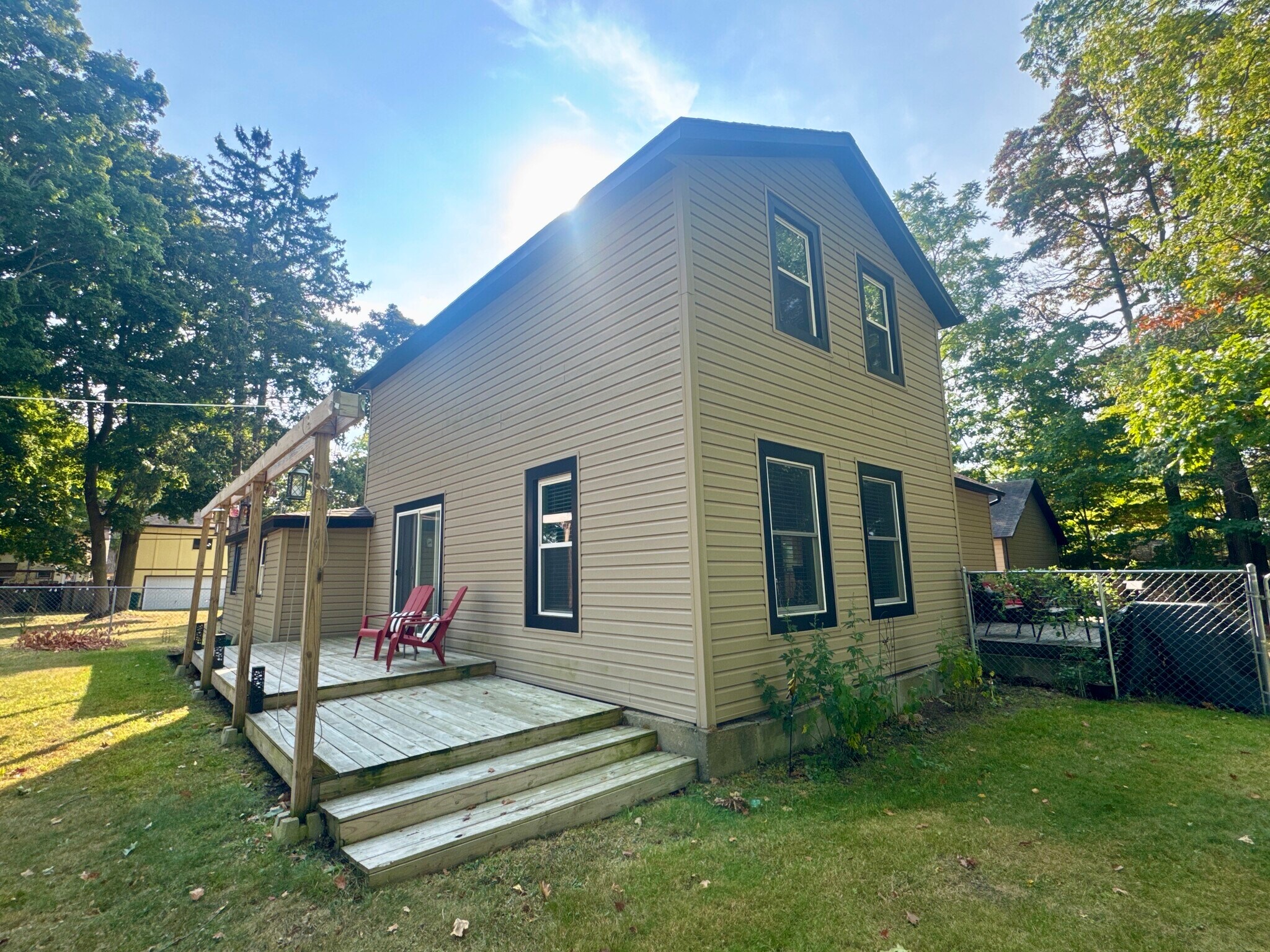 Building Photo - 216 1st St