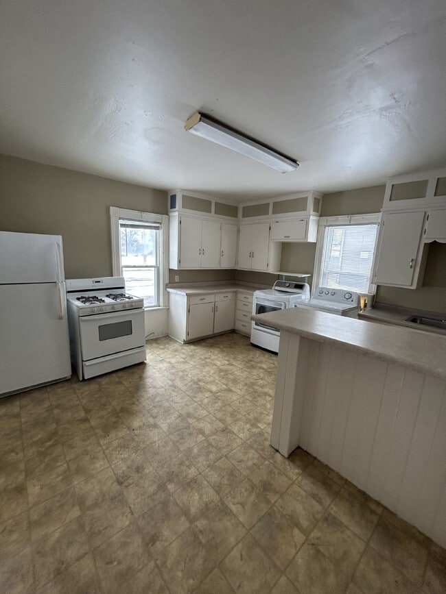 Building Photo - 4 bed 1 bath close to Water St, biking/walking trails, and Sonnentag, Available June 1st!