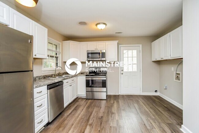 Building Photo - 3 Bedroom Pet-Friendly Home in Charlotte, NC with Main Street Renewal