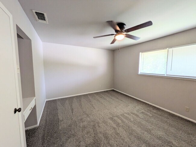 Building Photo - 501/503 Southtrail Dr