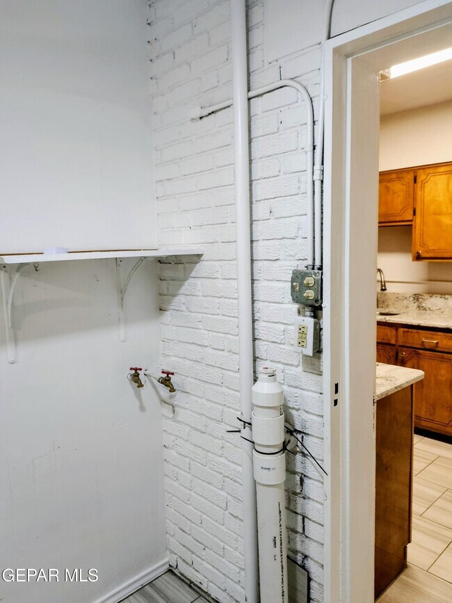 Building Photo - 618 N Estrella St