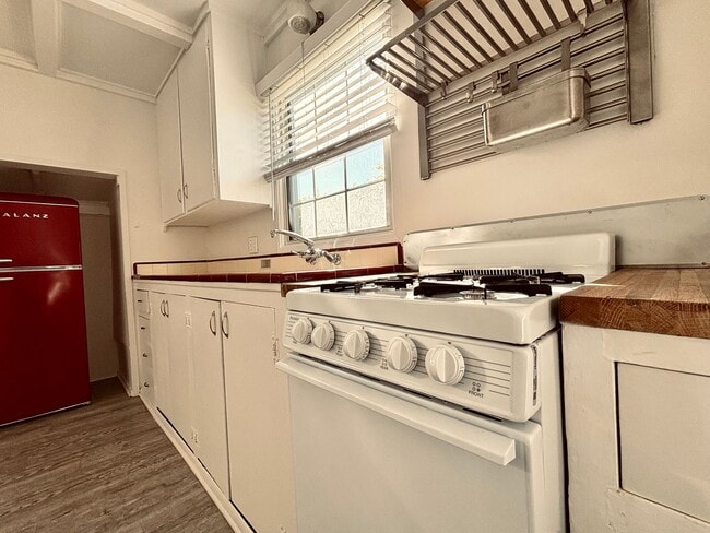 Building Photo - Private 1BD/1BA Rear Unit in El Segundo with 1-Car Garage