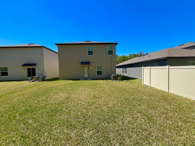 Building Photo - Sapcious 5-Bedroom Home In Quiet Lakeland ...