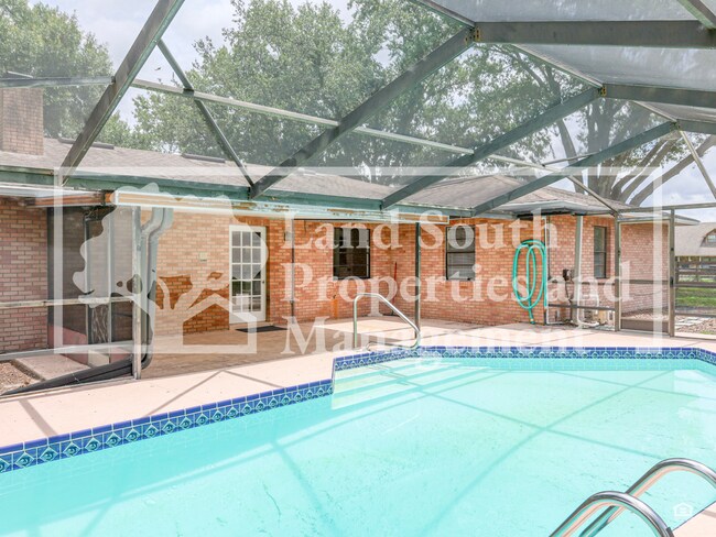 Building Photo - Beautifully Winter Haven Pool Home with Ideal Location