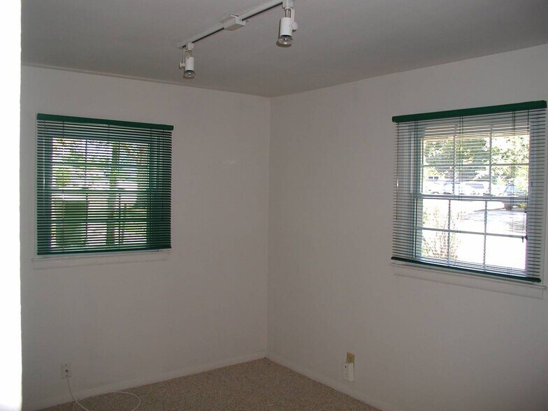 Building Photo - 29 Knapp Ave