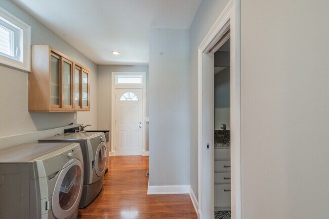 Building Photo - 636 E Whittier St