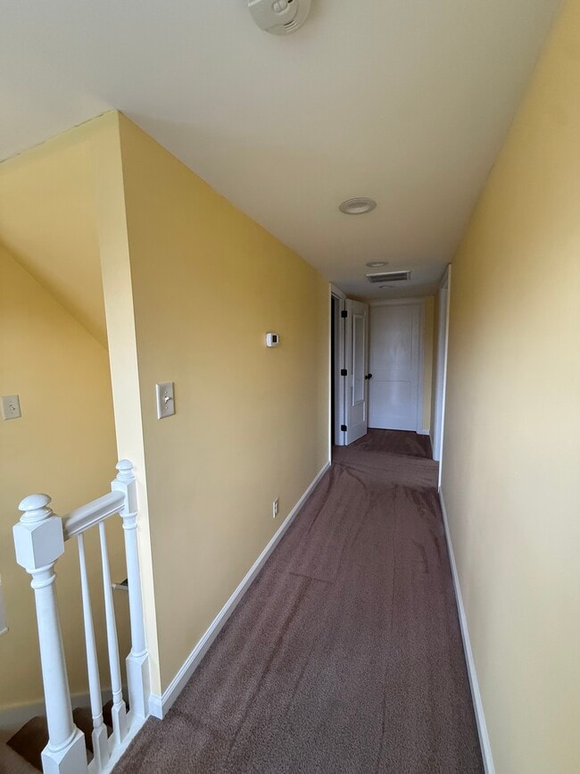 Building Photo - 701 W Oak St